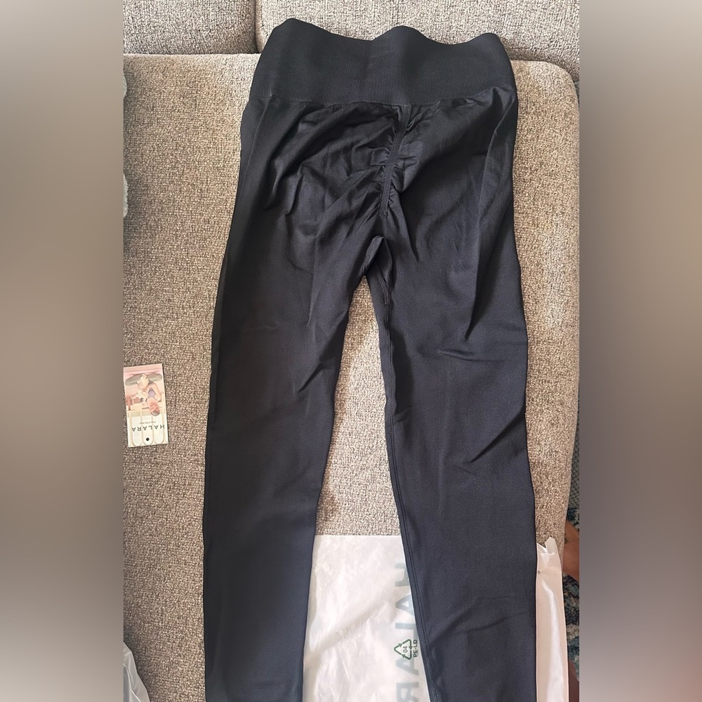 NWT Halara Leggings. size small.